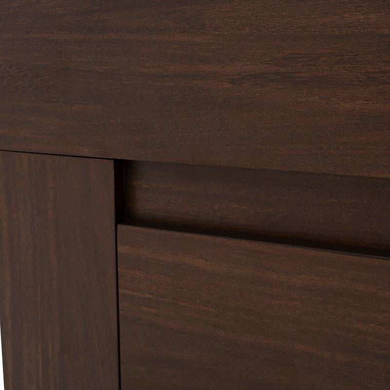 Cómoda Boston de madera oscura con 4 cajones en acabado nogal para almacenamiento en habitación moderna.
