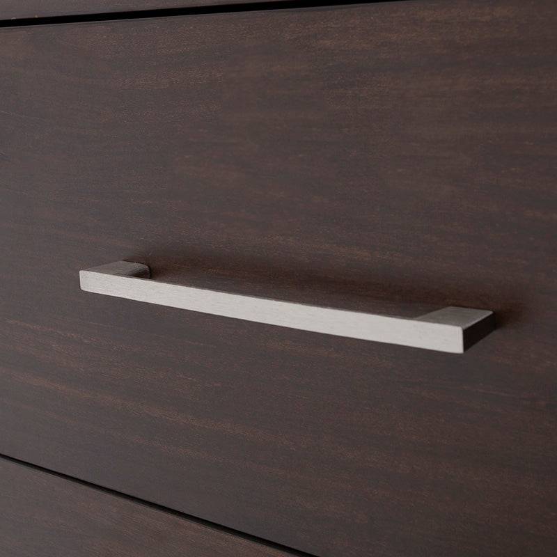 Cómoda Boston de madera industrial en nogal oscuro, con 160 cm de ancho, 90 cm de alto y 46 cm de fondo, frente visible.