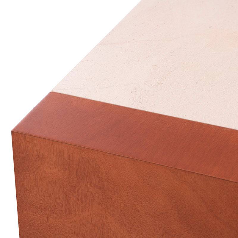 Cómoda Mond de madera con acabado en chapa de caoba, detalles en mármol, frente decorativo y dimensiones de 160x80x40 cm.