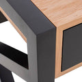 Escritorio Celta de madera industrializada en acabado natural y negro, con superficie de 140 cm de ancho y 77 cm de alto.