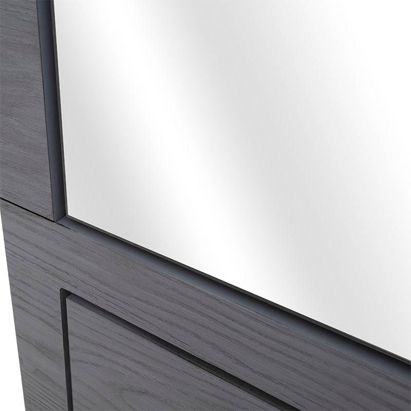 Espejo de pie Durham de madera de pino en color gris claro, con marco grabado y dimensiones de 76 cm de alto.