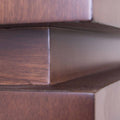 Librero Tamayo de 80cm de altura con acabado en chapa de caoba, estantes de madera y diseño elegante.