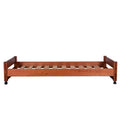 Cama baja Tennessee de madera de pino con acabado nogal, con cabecera y pie de 105 cm de alto y fondo de 35 cm en estilo industrial.