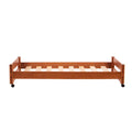 Cama Baja Texas de madera de pino en color nogal, con estructura industrial y dimensiones de 204 cm de largo y 105 cm de alto.