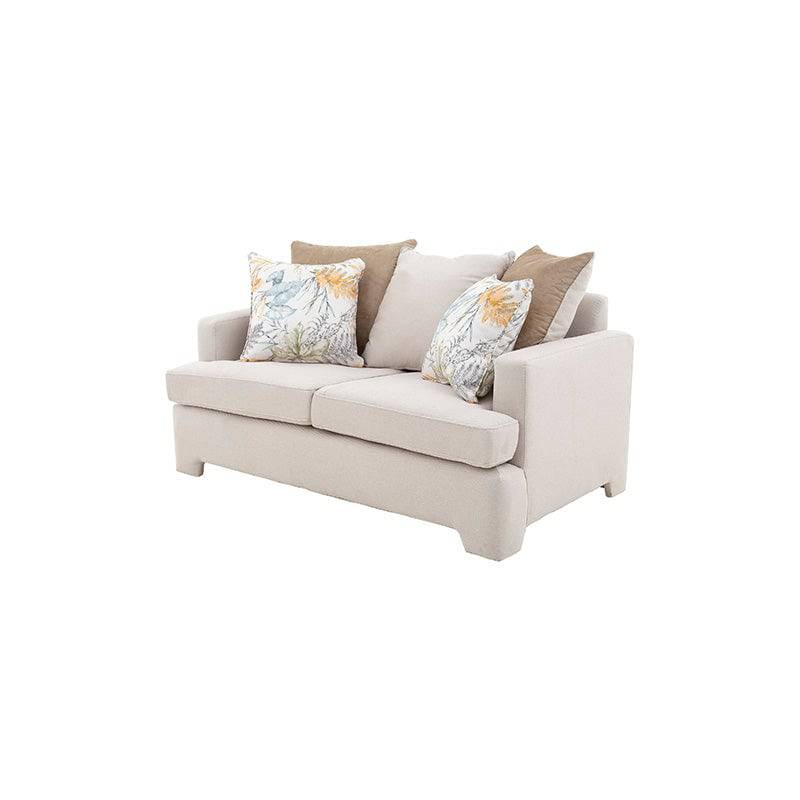 Sofá loveseat Tamayo de tela beige claro, con estructura de madera, frente de 160 cm, en un ambiente moderno.