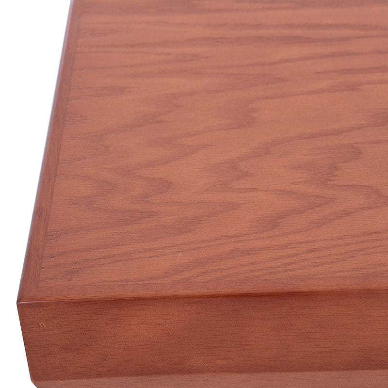 Mesa de comedor Siena de madera en color café almendra, con dimensiones de 150x75x150 cm, vista frontal.