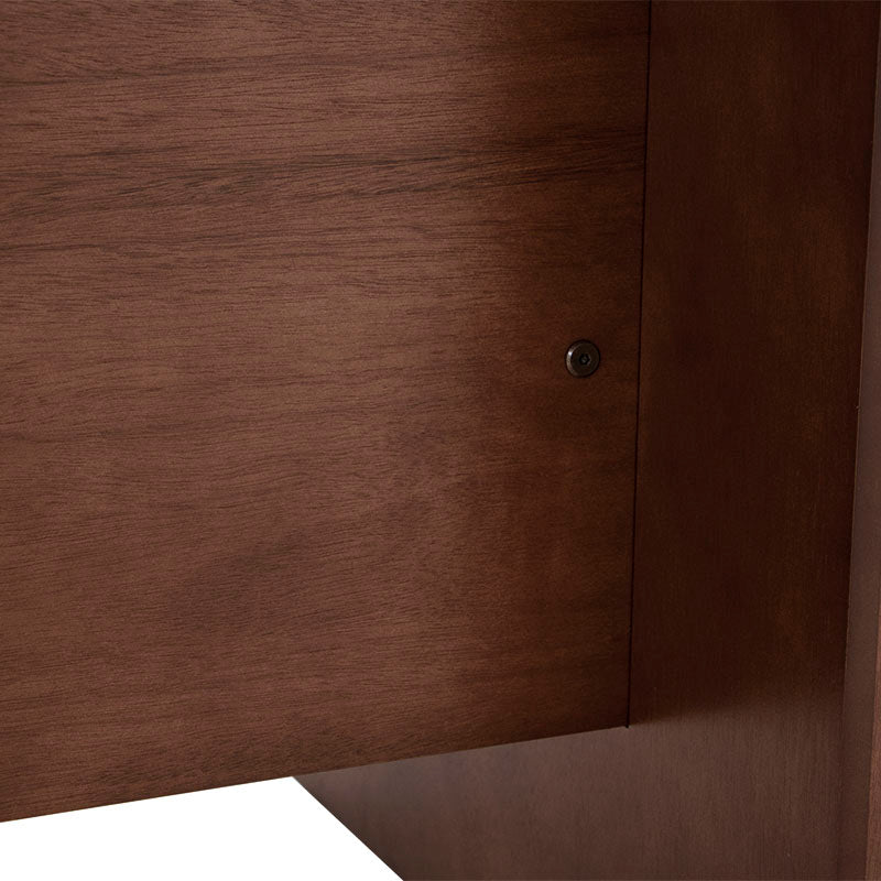 Mesa de comedor Siena de madera en color almendra, con superficie de 150 cm de largo y 75 cm de alto, vista frontal.