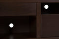 Mueble para TV Lisboa de madera industrializada en color café, con dimensiones 140x60x40 cm, frente y vista completa.