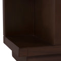 Mueble para TV Lisboa de madera industrializada en color café, con espacio para televisor y almacenamiento.