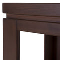 Mueble para TV Bruselas de madera industrializada en color café, con dimensiones de 140x80x40 cm, frente a la imagen.
