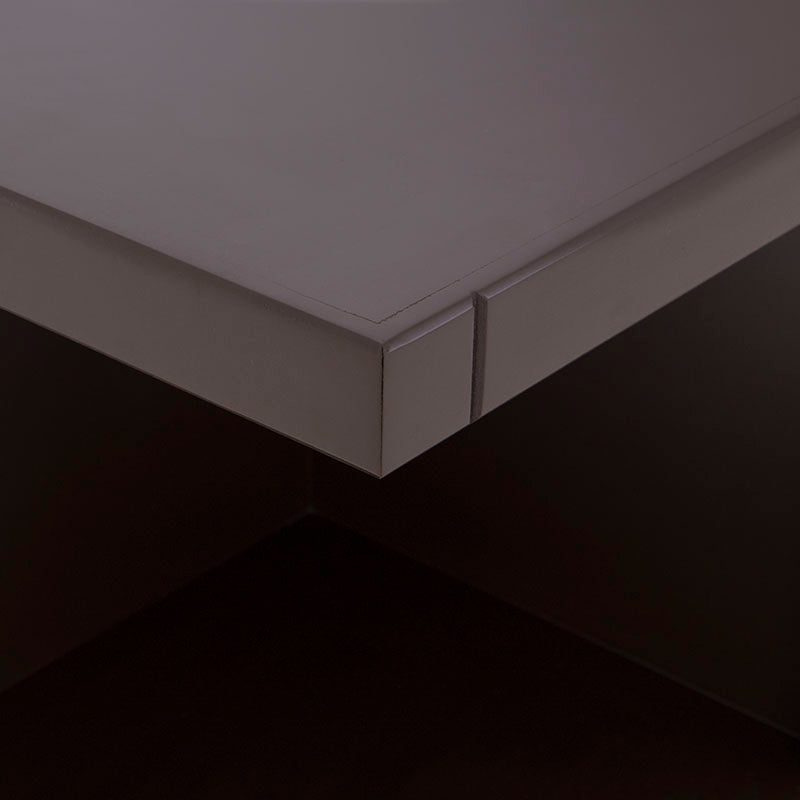 Mueble para TV Asturias de madera industrializada en color moka, con espacio para pantalla y almacenamiento, 140 cm de ancho.