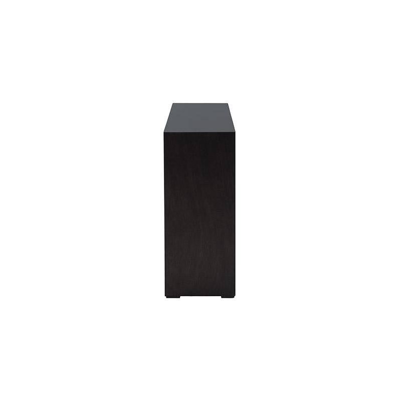 Mueble para TV Tamayo de madera en acabado tabaco, con diseño de chapa de caoba, frente de 160 cm, alto 70 cm y fondo 30 cm.