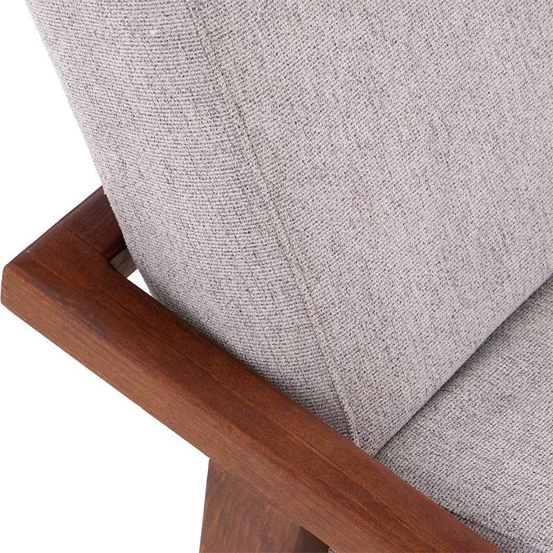 Juego de comedor Quetzal con sillas tapizadas en tela color tabaco, estructura de madera industrializada y chapa de okume.