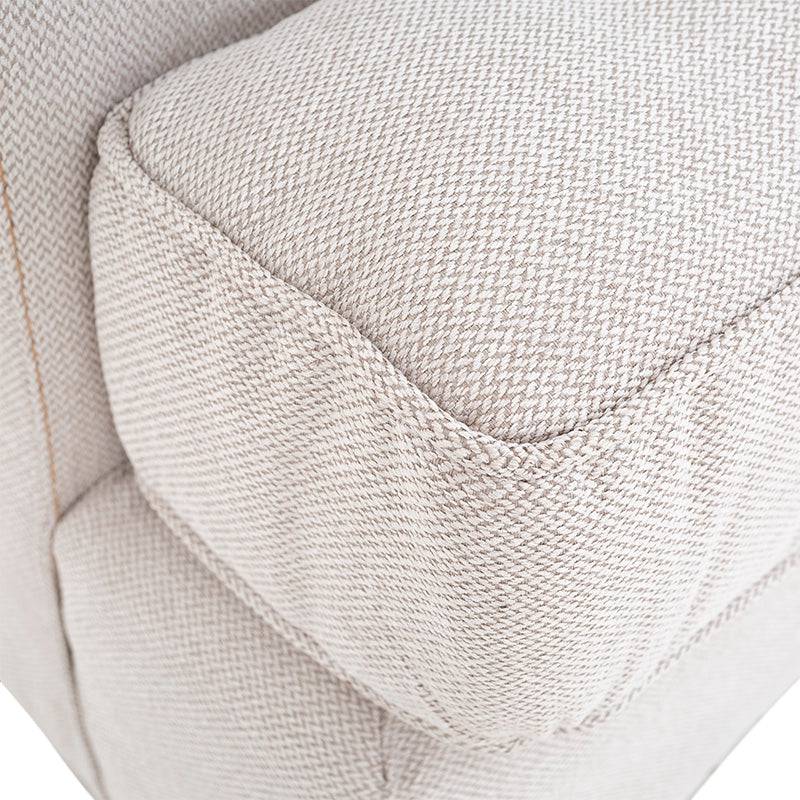 Sofá Tamayo de color beige claro en tela, con estructura moderna y cojines acolchados, mide 220 cm de ancho y 94 cm de alto.