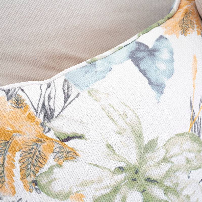 Sofá Tamayo de color beige claro en tela, con estructura moderna y tamaño de 220 cm de ancho y 94 cm de alto, en interior.