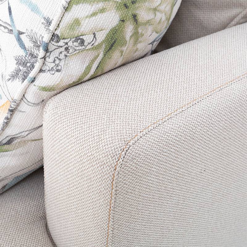 Sofá Tamayo de color beige claro, tapizado en tela de tejido plano, con respaldo y brazos acolchados.