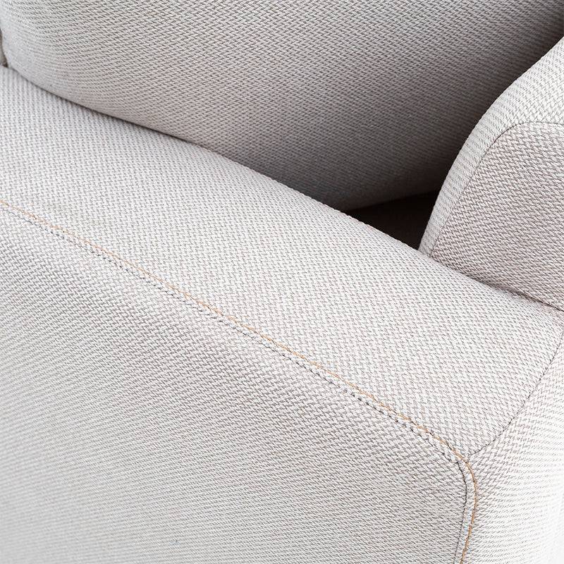Sofá Tamayo de color beige claro, tapizado en tela, con estructura moderna y dimensiones de 220 cm de ancho y 94 cm de alto.